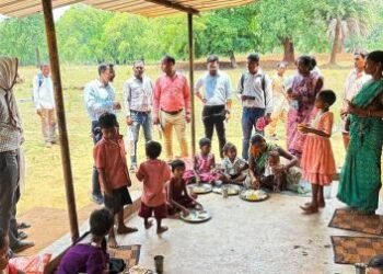 इंद्रावती के उस पार पहुंचा प्रशासन, कलेक्टर ध्रुव ने पैदल तय किया दुर्गम सफर, सुनी वनांचल के ग्रामीणों की बातें