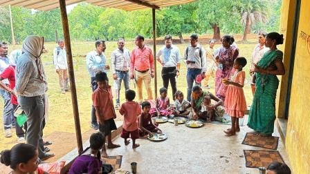 इंद्रावती के उस पार पहुंचा प्रशासन, कलेक्टर ध्रुव ने पैदल तय किया दुर्गम सफर, सुनी वनांचल के ग्रामीणों की बातें