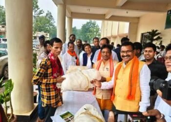 बस्तर सांसद कश्यप ने किसानों को बांटे कृषि इनपुट, किसानों को आइस बॉक्स और जाल किया वितरण