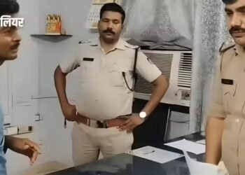 पति ने मारा थप्पड़ तो पत्नी ने प्राइवेट पार्ट पर फेंका खौलता हुआ पानी; ससुर भी झुलसे, कैश और जेवर लेकर फरार हुई