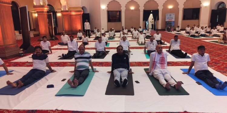 प्रदेश के प्रमुख पर्यटन स्थलों पर हुआ योगाभ्यास, योग अपनाने का लिया गया सामूहिक संकल्प