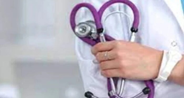 14 हजार में कैसे चलेगा गुजारा, स्टाइपेंड बढ़ाने की मांग लेकर भोपाल में सड़क पर उतरे MBBS इंटर्न