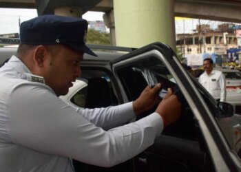 भोपाल में सड़क पर VIP रौब दिखाने वालों पर चला कानून का डंडा, 122 वाहनों के उतारे गए हूटर और काली फिल्म