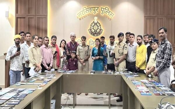 मध्यप्रदेश पुलिस ने 2,095गुम एवं चोरी हुए मोबाइल उनके वास्तविक स्वामियों को लौटाए
