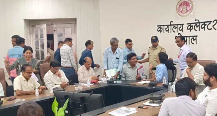 भोपाल में पहली विशेष कॉलोनी जनसुनवाई में फूटा जनता का गुस्सा, बिल्डरों पर धोखाधड़ी के आरोप; 200 से ज्यादा शिकायतें पहुंची