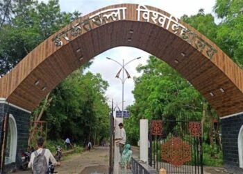 B.Ed संबद्धता घोटाला: बीयू में भ्रष्टाचार के खिलाफ कुलगुरु कार्यालय के सामने बैठे छात्र, परीक्षा परिणाम लंबित होने पर उठाया सवाल