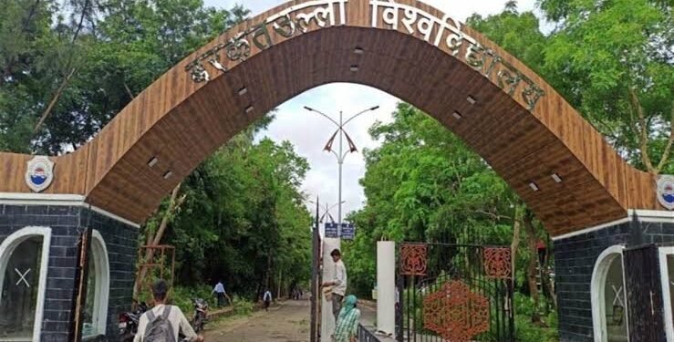 B.Ed संबद्धता घोटाला: बीयू में भ्रष्टाचार के खिलाफ कुलगुरु कार्यालय के सामने बैठे छात्र, परीक्षा परिणाम लंबित होने पर उठाया सवाल
