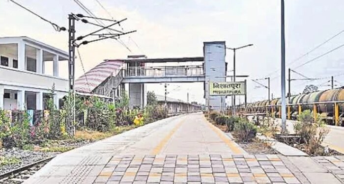 आरओबी बना बाधा, पूरा होते ही खुलेगा निशातपुरा रेलवे स्टेशन