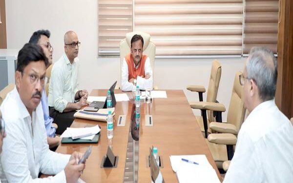 स्वास्थ्य संस्थाओं में गुणवत्तायुक्त दवाओं की समयबद्ध उपलब्धता सुनिश्चित की जाए: उप मुख्यमंत्री श्री शुक्ल