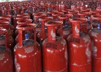 बिना तोले न लें गैस सिलिंडर! भोपाल में चोरी-छिपे रिफिलिंग करते पकड़े गए एजेंसी के कर्मचारी