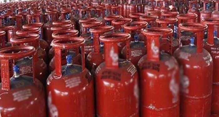 बिना तोले न लें गैस सिलिंडर! भोपाल में चोरी-छिपे रिफिलिंग करते पकड़े गए एजेंसी के कर्मचारी