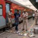 गोरखपुर-अहमदाबाद एक्सप्रेस में पेंट्री स्टाफ पर चाकू से हमला, अवैध भोजन सप्लाई बंद होने पर उपजी रंजिश, 4 आरोपियों पर केस दर्ज