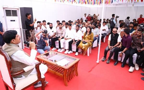 मुख्यमंत्री डॉ. यादव ने इंदौर में सोशल मीडिया इन्फ्लुएंसर्स के साथ किया आत्मीय व प्रेरक संवाद