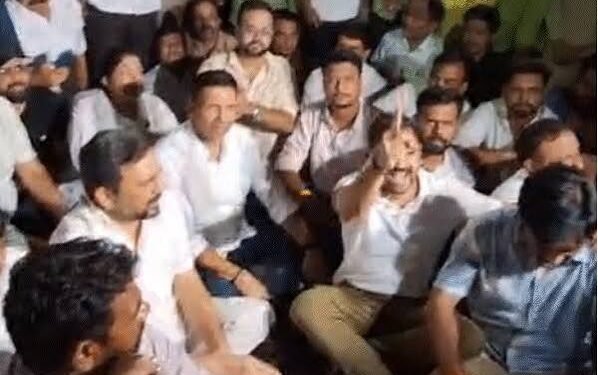 MP विधानसभा में कांग्रेस विधायकों का धरना:PCC चीफ पहुंचे, बोले- छात्रों को देशद्रोही कहने वाले मंत्री माफी मांगें