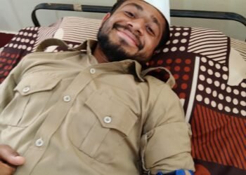 हॅसते-मुस्कुराते हुए भाई-बहनों द्वारा रक्तदान किया गया