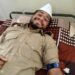 हॅसते-मुस्कुराते हुए भाई-बहनों द्वारा रक्तदान किया गया