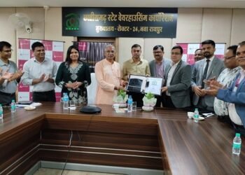 छत्तीसगढ़ स्टेट वेयरहाउसिंग कार्पोरेशन के कर्मचारियों को उपहार