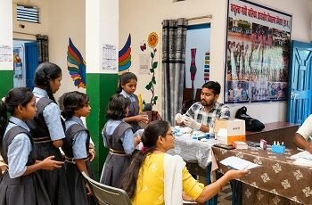 कस्तूरबा गांधी बालिका आवासीय विद्यालय में चिरायु टीम ने किया स्वास्थ्य परीक्षण