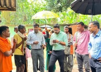कलेक्टर ने स्कूलपारा मारजूम में केले की उन्नत खेती का किया अवलोकन, किसान जुगल नाग को किया प्रोत्साहित