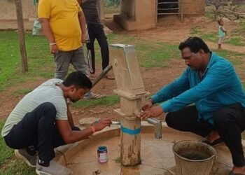 लोक स्वास्थ्य यांत्रिकी विभाग ने किया हैंडपंपों का क्लोरीनेशन