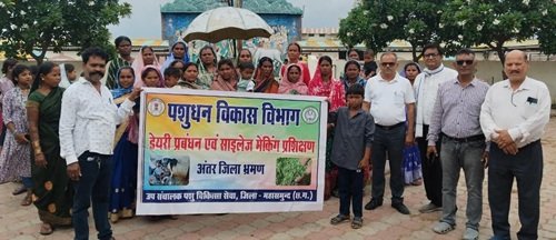 महासमुंद की महिलाओं ने धमतरी के गौधाम में सीखे आधुनिक डेयरी के गुर