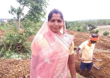 ग्राम परसगढ़ी की रानी सिंह बोलीं: 125 दिनों का रोजगार, 300 रुपये प्रतिदिन मजदूरी और 15 दिनों में भुगतान से बदला परिवार का भविष्य