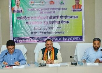 स्वास्थ्य मंत्री ने बस्तर संभाग के स्वास्थ्य अधिकारियों की बैठक लेकर की समीक्षा
