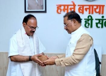 सीएम साय को गुरुपूर्णिमा महोत्सव का आमंत्रण, आचार्य का शाल-श्रीफल से सम्मान