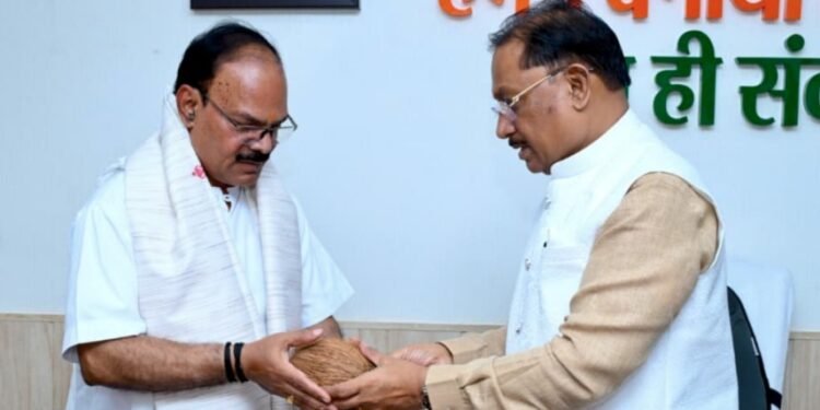 सीएम साय को गुरुपूर्णिमा महोत्सव का आमंत्रण, आचार्य का शाल-श्रीफल से सम्मान