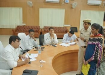 कलेक्टर ने जनदर्शन में सुनी गई आम लोगो की समस्याएं