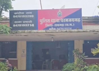 तेज रफ्तार कार ने बाइक को मारी टक्कर, तीन युवक गंभीर घायल, CCTV में कैद हादसा