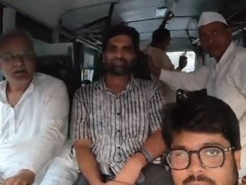 रायपुर में बारिश के बीच कांग्रेसियों ने किया भजन-कीर्तन:राहुल के समर्थन में लोकभवन घेरने पहुंचे