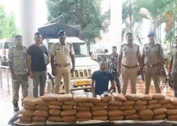 सीक्रेट टिप मिली, 1 करोड़ का गांजा पकड़ाया:नाकाबंदी देख तस्कर भागे, एक गिरफ्तार, दूसरा फरार, बस्तर के रास्ते UP जा रही थी खेप