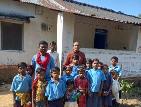 आदिवासी समाज के स्वास्थ्य, शिक्षा और सामाजिक उत्थान के लिए समर्पित गोडबोले दंपत्ति