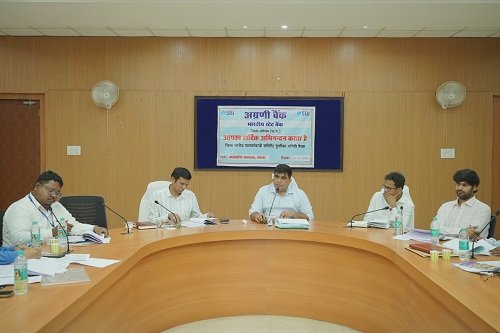 शासकीय योजनाओं के ऋण प्रकरणों का प्राथमिकता से करें निराकरण: कलेक्टर