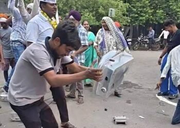 बिल ज्यादा आया तो मीटर उखाड़कर बिजली दफ्तर पहुंचे लोग