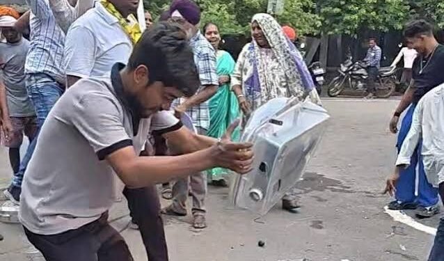 बिल ज्यादा आया तो मीटर उखाड़कर बिजली दफ्तर पहुंचे लोग