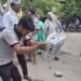 बिल ज्यादा आया तो मीटर उखाड़कर बिजली दफ्तर पहुंचे लोग