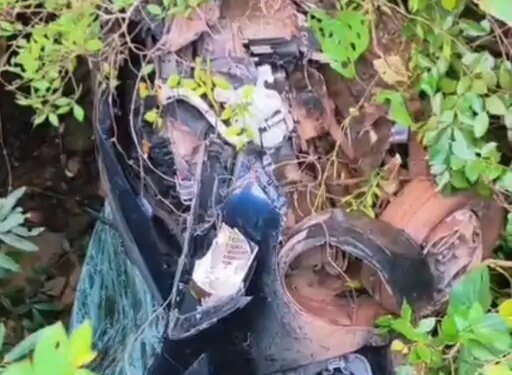 तीरथगढ़ जलप्रपात में रेलिंग तोड़कर गिरी कार:झाड़ियों में फंसी, रायपुर के 4 युवक घायल, अनियंत्रित होने से हादसा