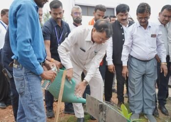 एक पेड़ मां के नाम : लखन लाल देवांगन ने किया पौधरोपण, दिया पर्यावरण संरक्षण का संदेश