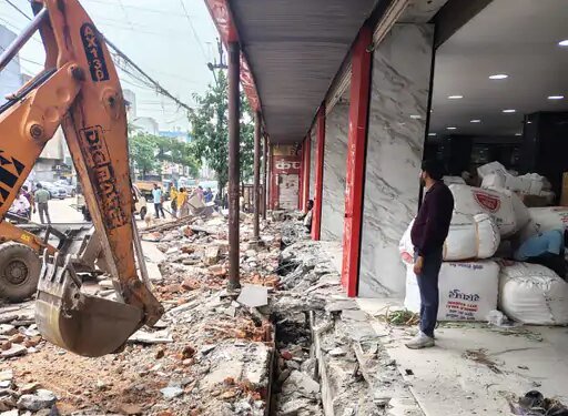 रायपुर में अवैध कब्जों पर निगम की कार्रवाई:प्रकाश होलसेल पर चला बुलडोजर, 3 एकड़ की अवैध प्लाटिंग पर भी कार्रवाई