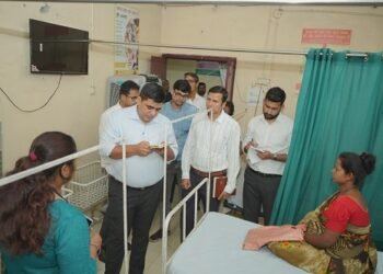 कलेक्टर कुणाल दुदावत ने पताढ़ी सामुदायिक स्वास्थ्य केंद्र का किया निरीक्षण