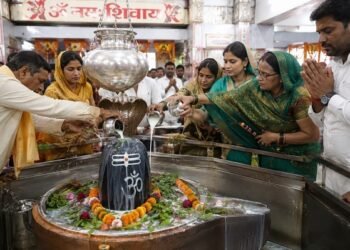 श्रवण नक्षत्र में शुरू हुआ सावन: आयुष्मान योग और चार शुभ राजयोगों का दुर्लभ संयोग, शिवालयों में उमड़ी श्रद्धा