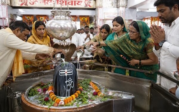 श्रवण नक्षत्र में शुरू हुआ सावन: आयुष्मान योग और चार शुभ राजयोगों का दुर्लभ संयोग, शिवालयों में उमड़ी श्रद्धा