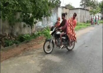 झारसुगुड़ा में पति बाइक पर बांधकर लाया पत्नी का शव