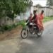 झारसुगुड़ा में पति बाइक पर बांधकर लाया पत्नी का शव