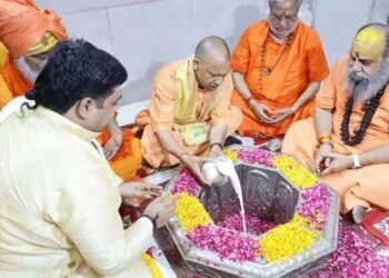 गाजियाबाद के ऐतिहासिक दूधेश्वरनाथ मठ में CM योगी ने किया जलाभिषेक, हर-हर महादेव से गूंज उठा पूरा मंदिर