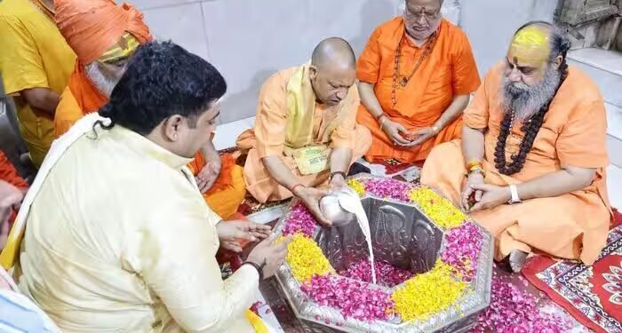 गाजियाबाद के ऐतिहासिक दूधेश्वरनाथ मठ में CM योगी ने किया जलाभिषेक, हर-हर महादेव से गूंज उठा पूरा मंदिर
