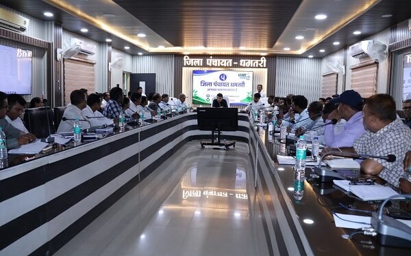 समय-सीमा में सभी योजनाओं का शत-प्रतिशत क्रियान्वयन सुनिश्चित करें : सीईओ जिला पंचायत