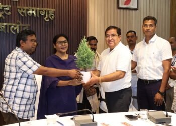 मुख्य कार्यपालन अधिकारी उमेश रात्रे एवं पंकज देव के स्थानांतरण होेने पर दी गई विदाई